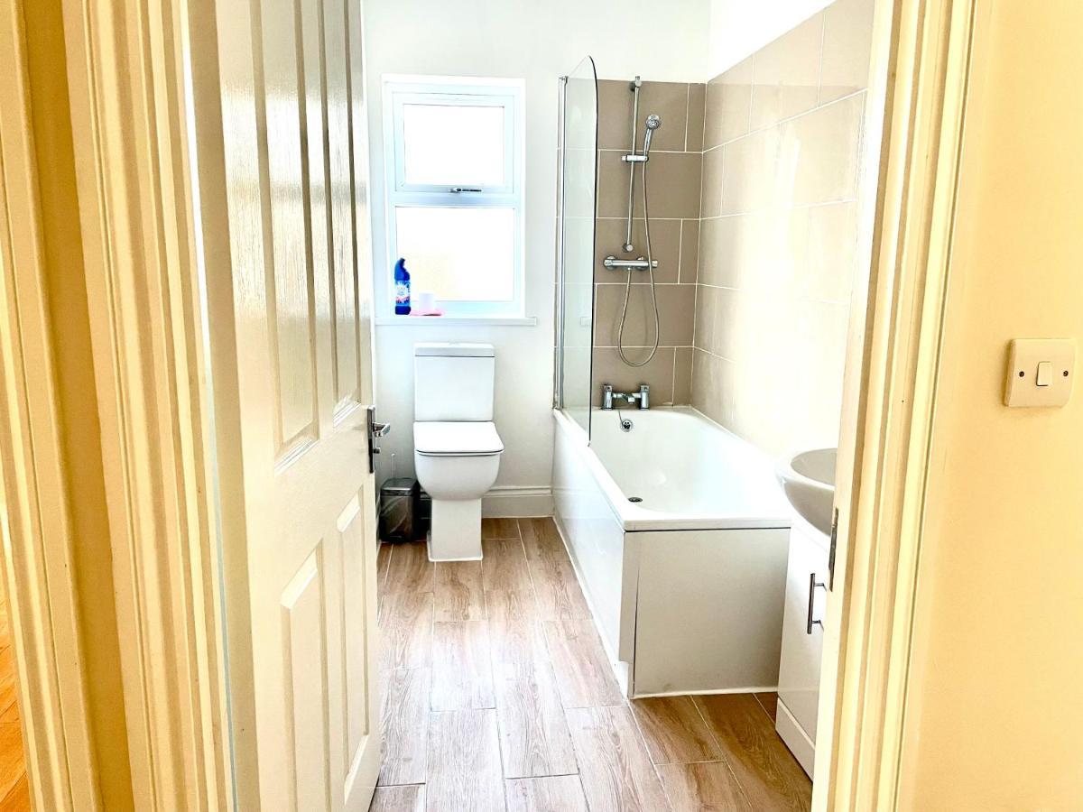 Holiday Flat In Central Slough Near To London Heathrow And Windsor With Free Car Park Екстериор снимка