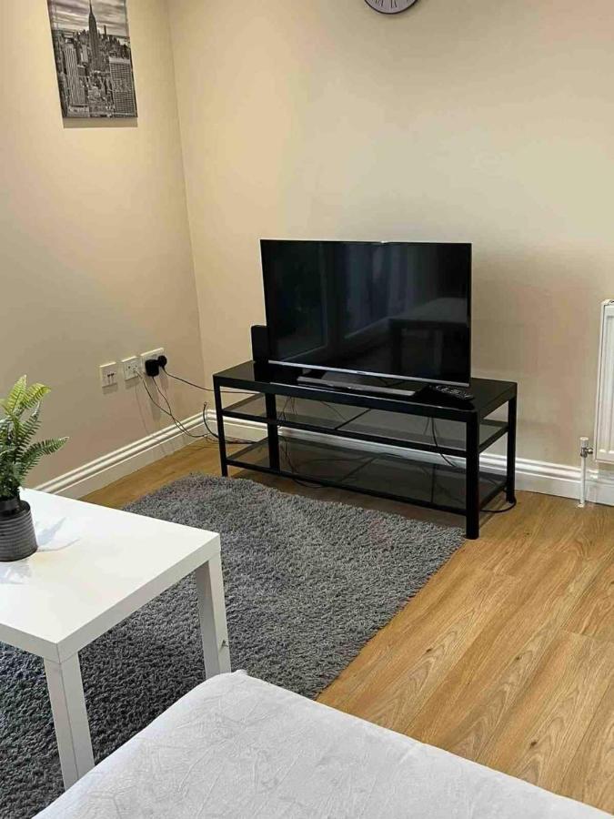 Holiday Flat In Central Slough Near To London Heathrow And Windsor With Free Car Park Екстериор снимка