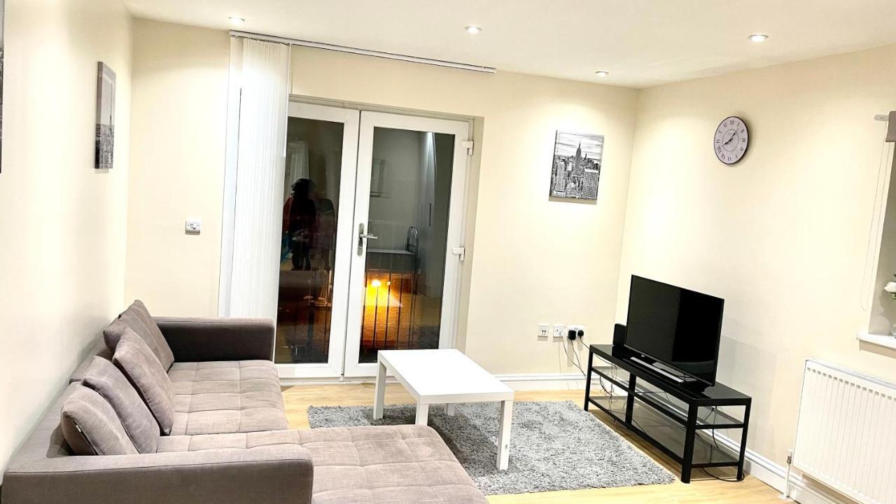 Holiday Flat In Central Slough Near To London Heathrow And Windsor With Free Car Park Екстериор снимка