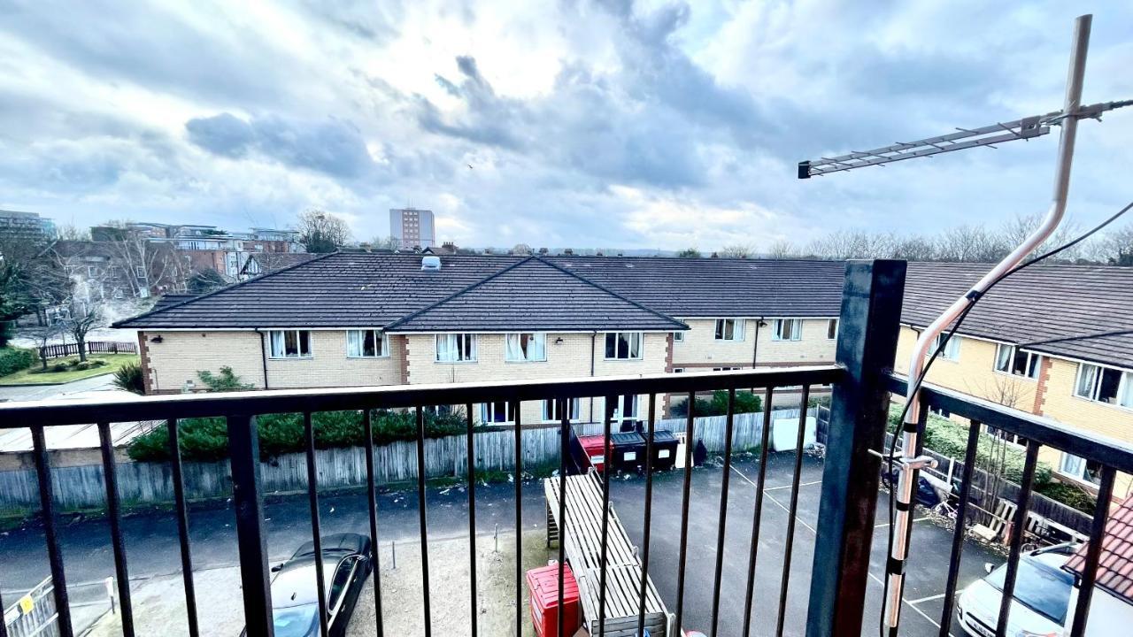 Holiday Flat In Central Slough Near To London Heathrow And Windsor With Free Car Park Екстериор снимка