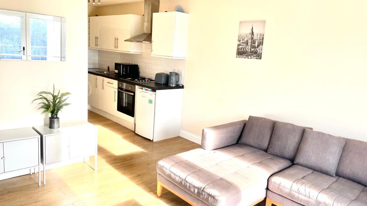Holiday Flat In Central Slough Near To London Heathrow And Windsor With Free Car Park Екстериор снимка